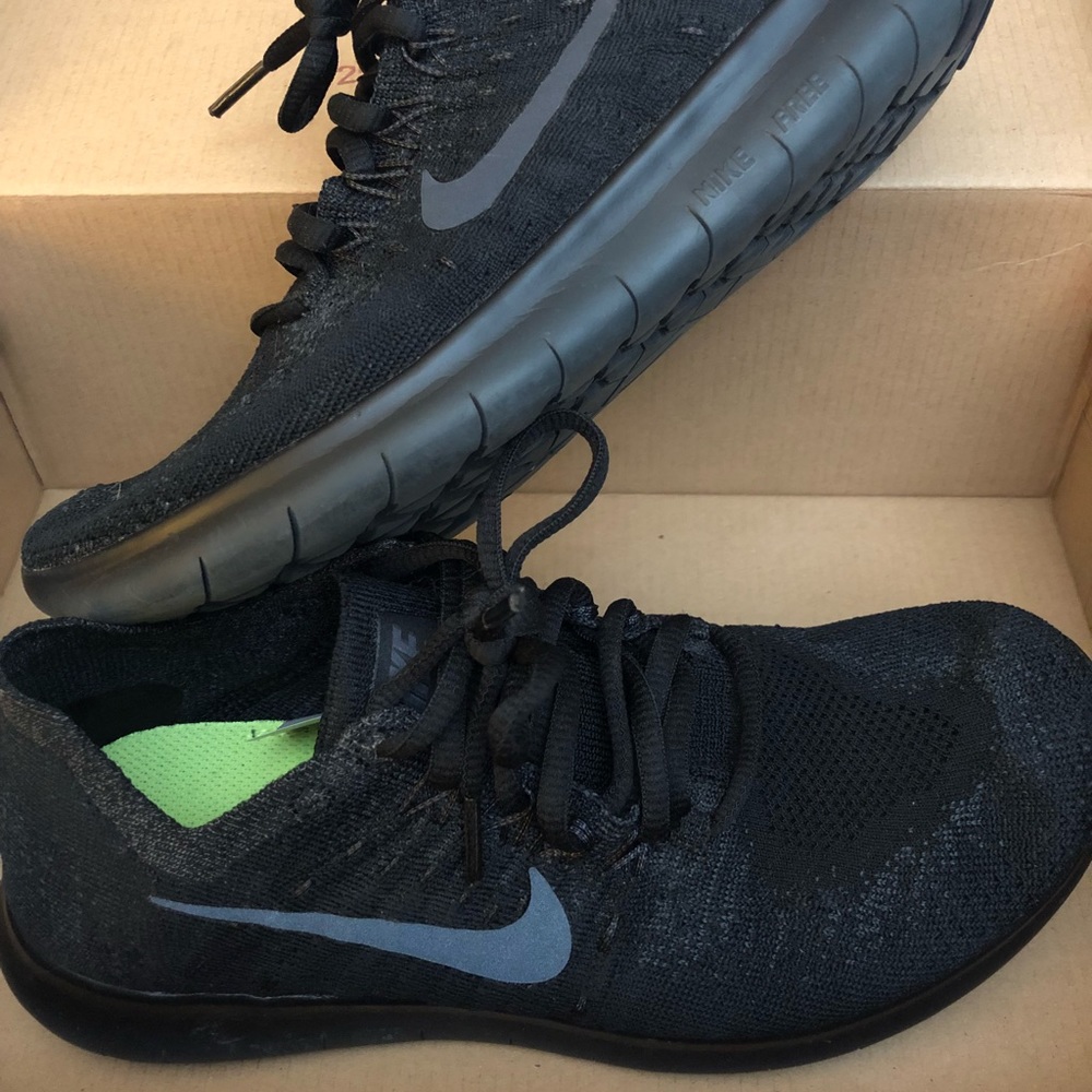 Nike flyknit free runs 2017 black and grey